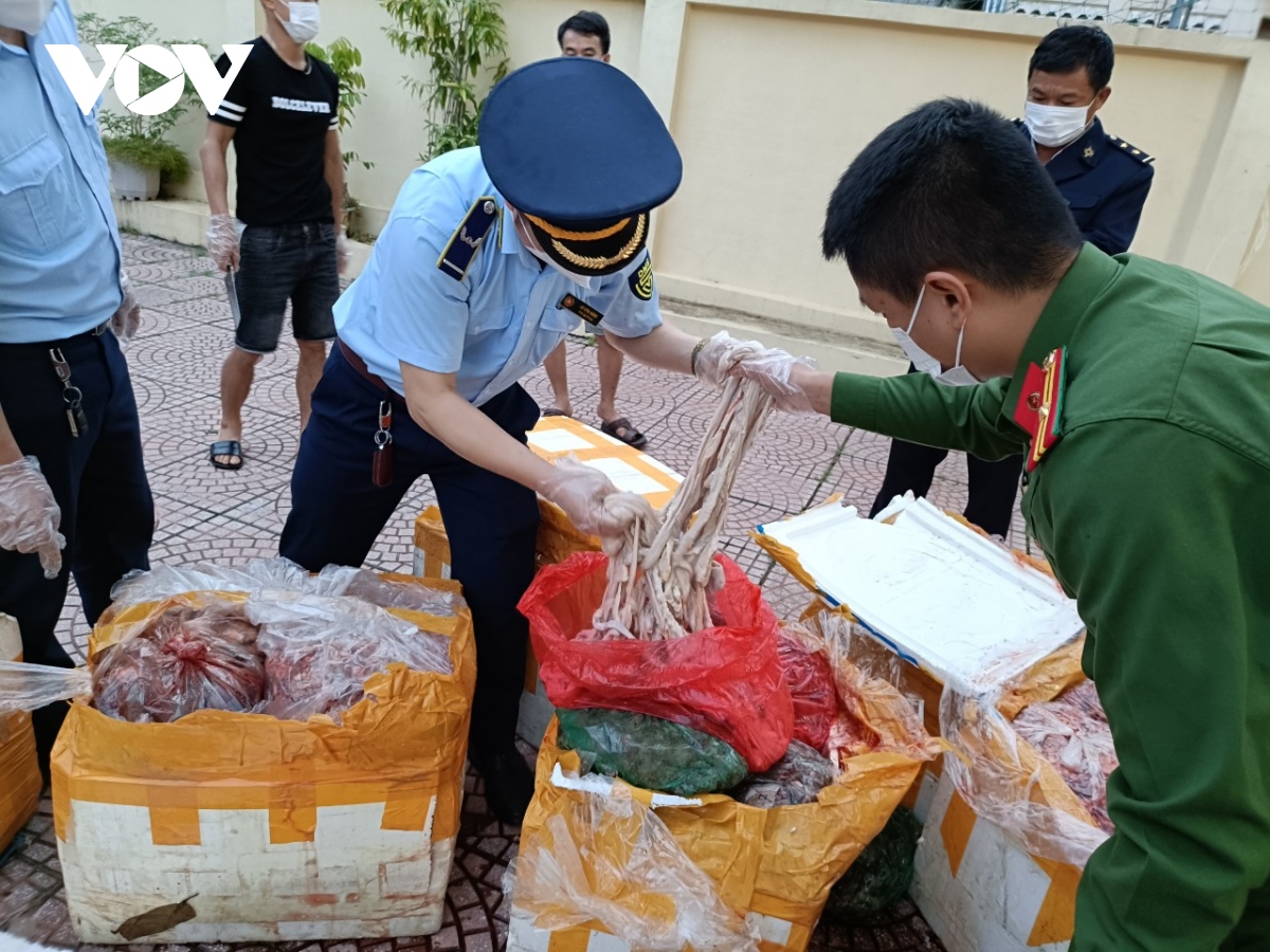 xe tai cho hon nua tan noi tang dong vat da boc mui hoi thoi mang di tieu thu hinh anh 1