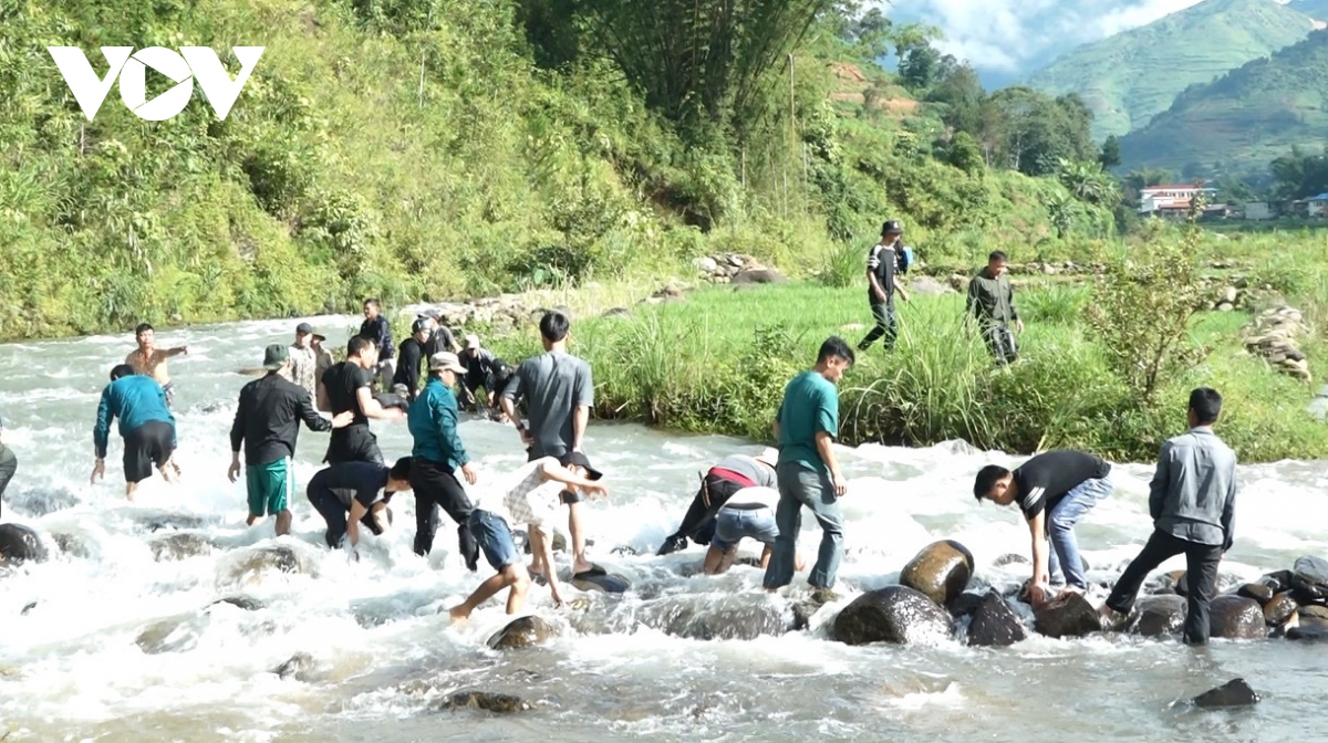 no luc tim kiem chau be duoi nuoc mat tich o tram tau yen bai hinh anh 1