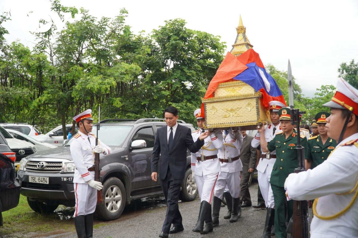 no luc tim kiem, quy tap hai cot liet sy cua viet nam tren nuoc ban lao hinh anh 2