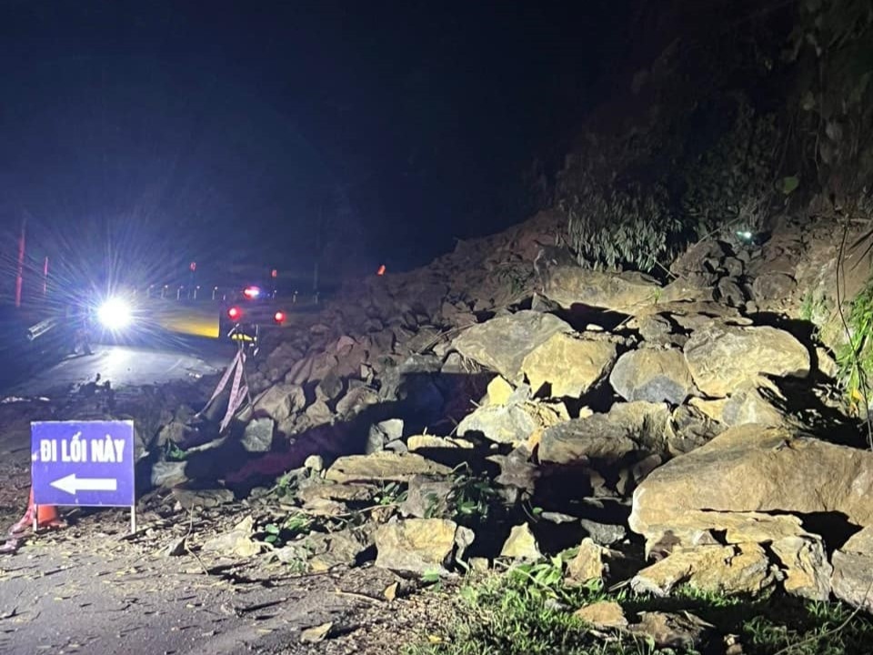 sat lo lon tren quoc lo 4d, phuong tien di sa pa phai di chuyen sang duong khac hinh anh 1