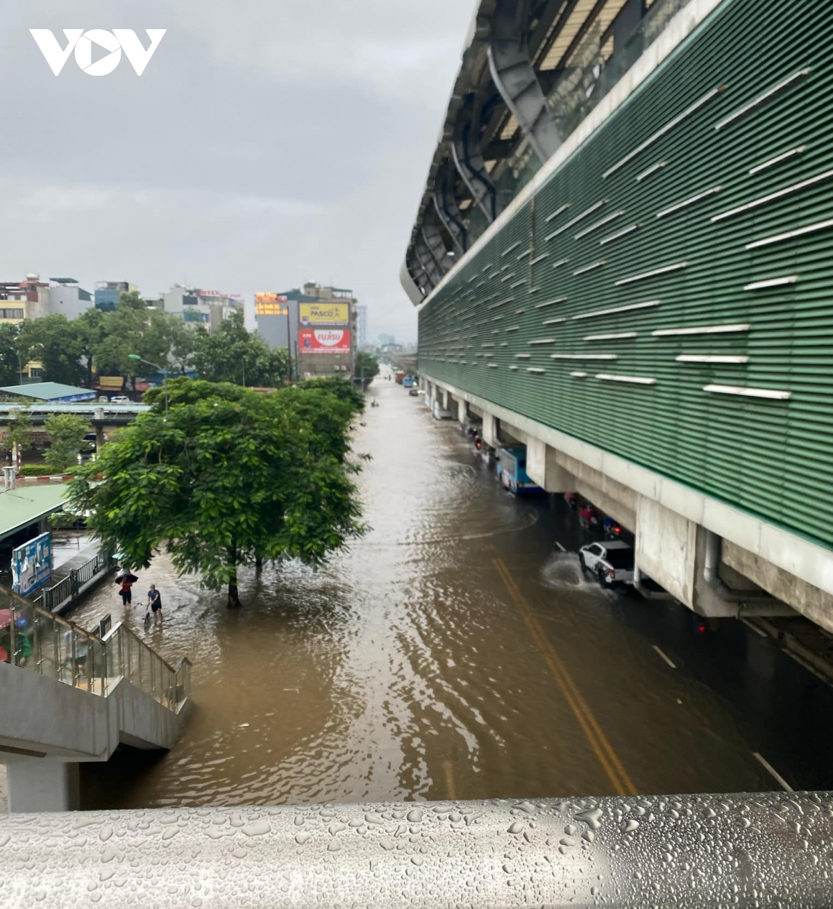 mua lon keo dai, nguoi ha noi lai bi bom loi nuoc tren duong pho hinh anh 8