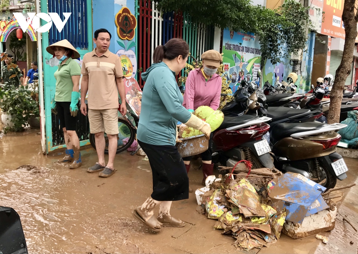 troi tanh, nuoc rut, nguoi dan son la khan truong don dep bun dat sau lu hinh anh 9