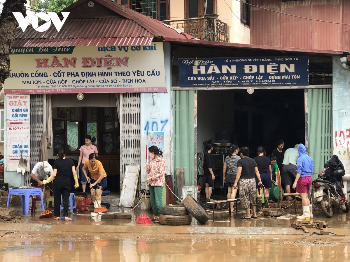 troi tanh, nuoc rut, nguoi dan son la khan truong don dep bun dat sau lu hinh anh 10