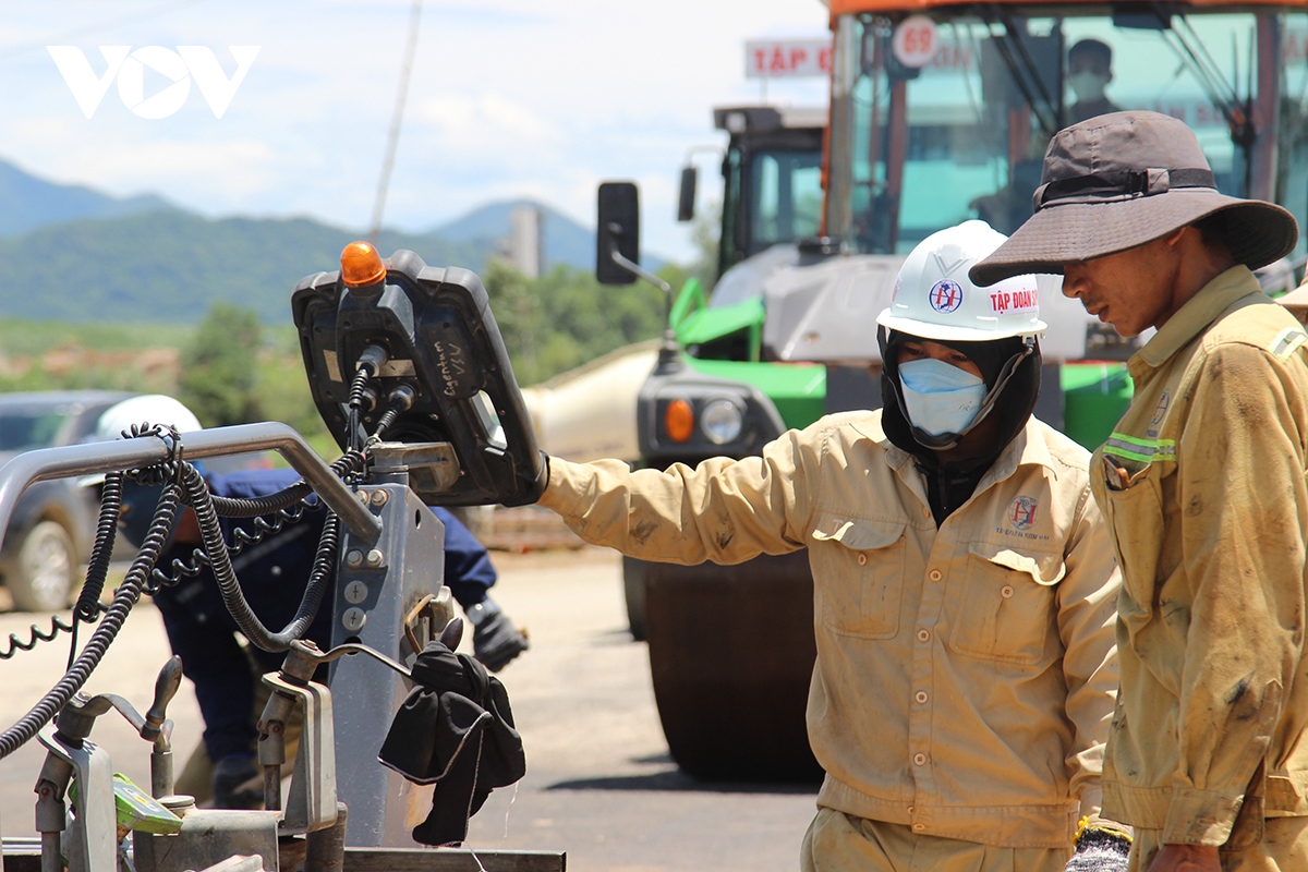 tham nhua nhung met duong dau tien tren cao toc hoai nhon - quy nhon hinh anh 4