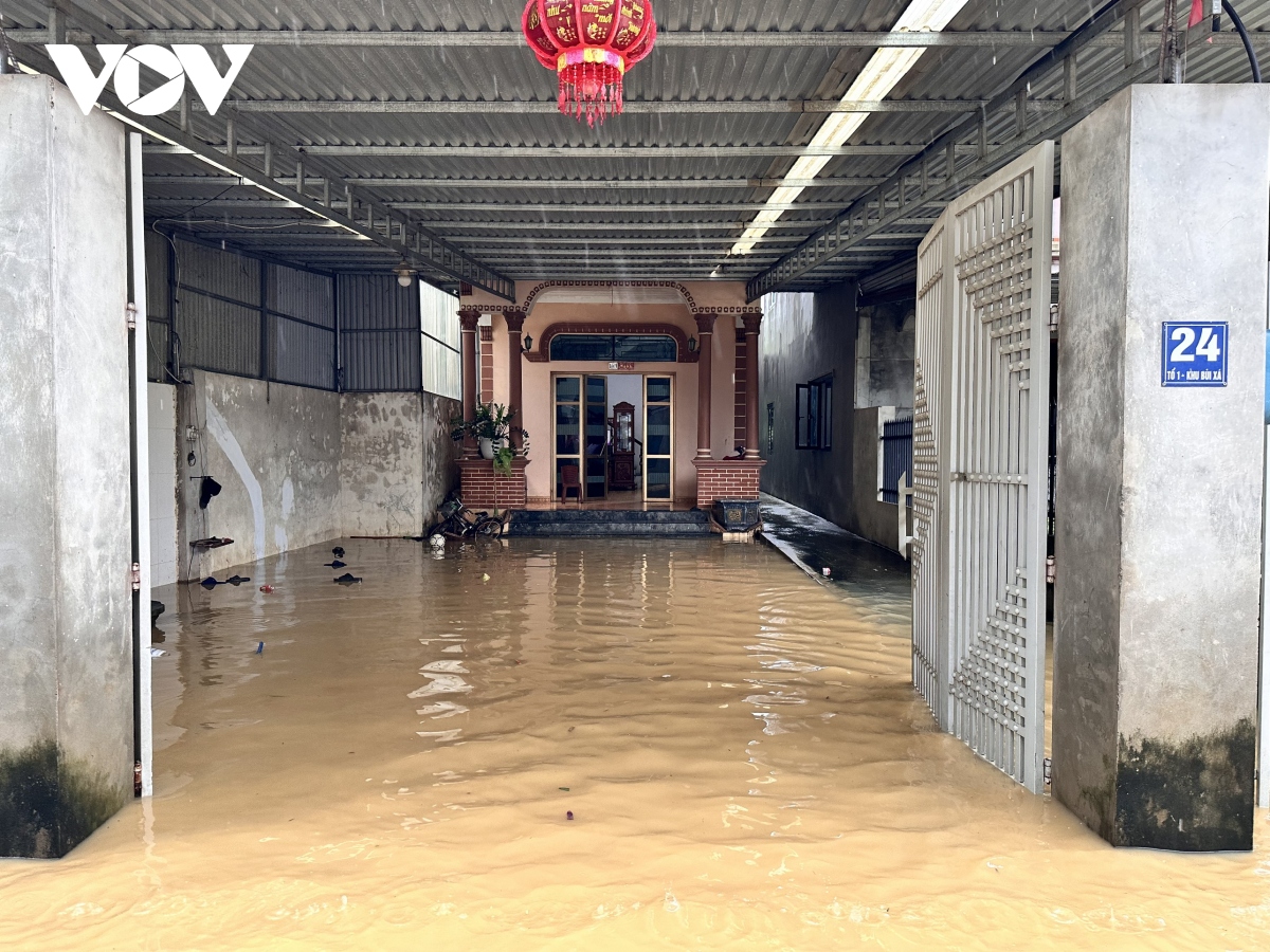 mua lon keo dai, nguoi ha noi lai bi bom loi nuoc tren duong pho hinh anh 18