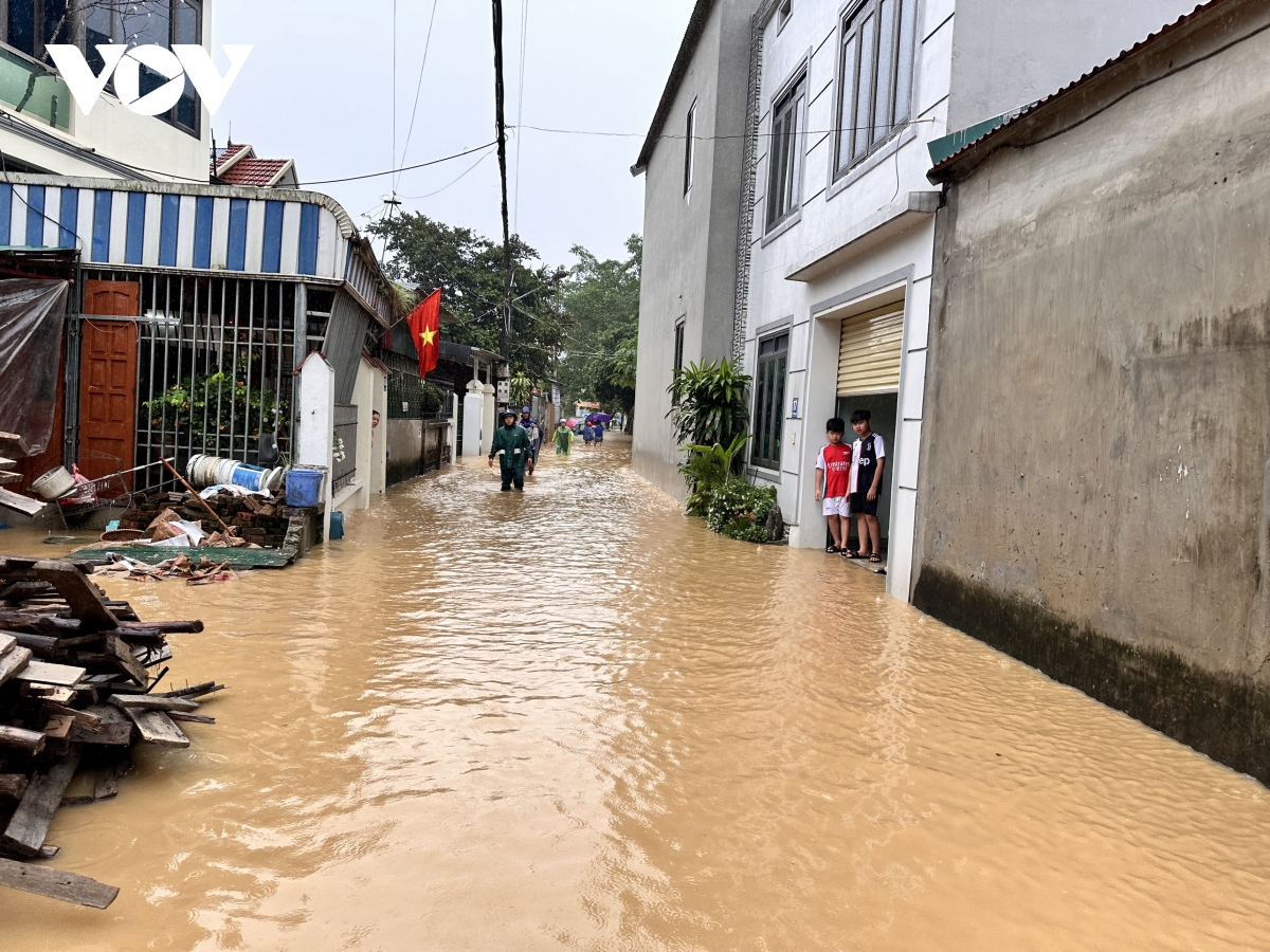 mua lon keo dai, nguoi ha noi lai bi bom loi nuoc tren duong pho hinh anh 16