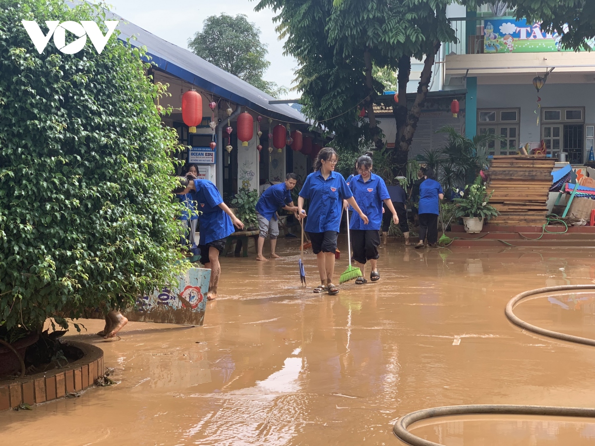 troi tanh, nuoc rut, nguoi dan son la khan truong don dep bun dat sau lu hinh anh 11