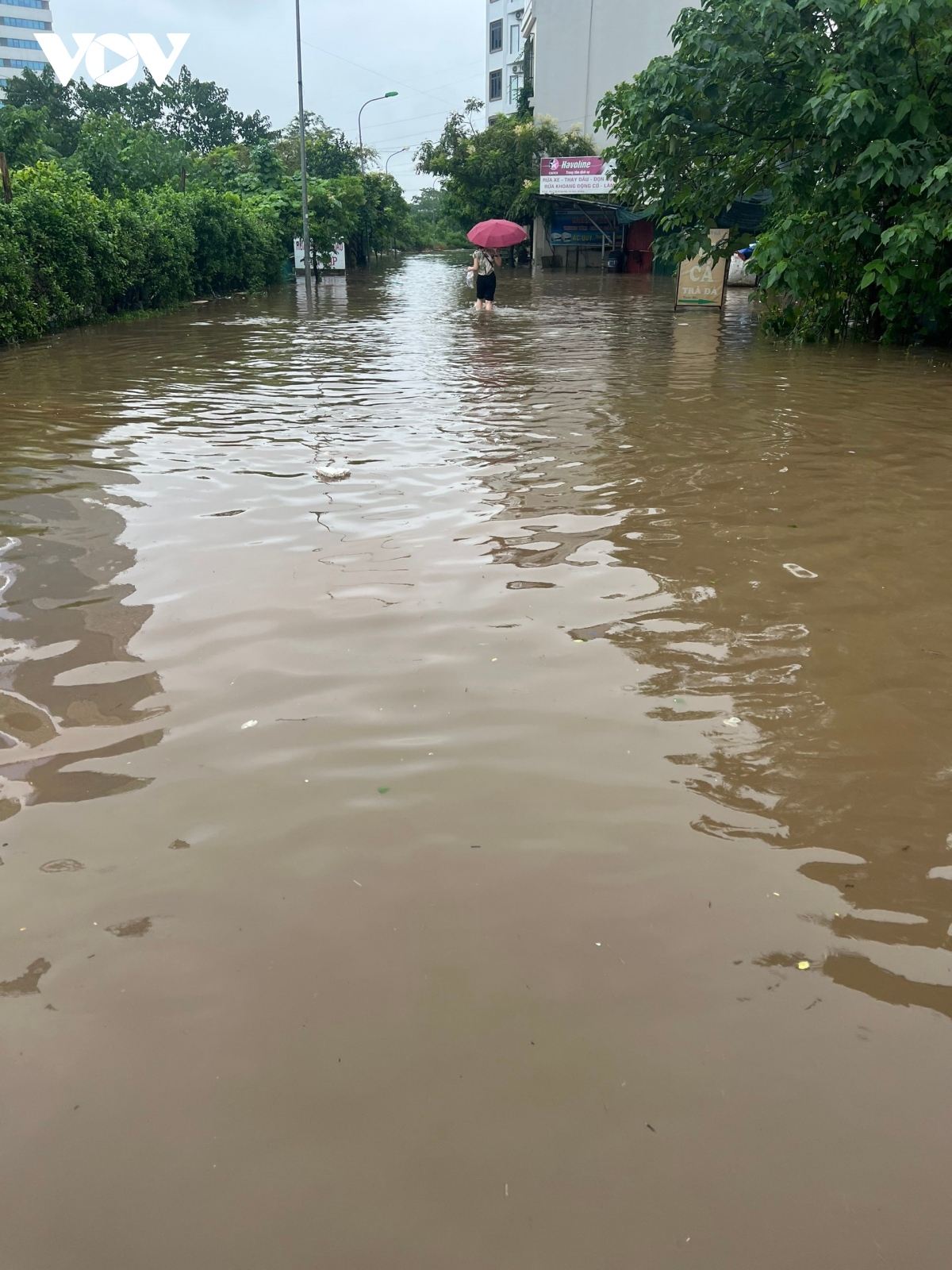 mua lon keo dai, nguoi ha noi lai bi bom loi nuoc tren duong pho hinh anh 11