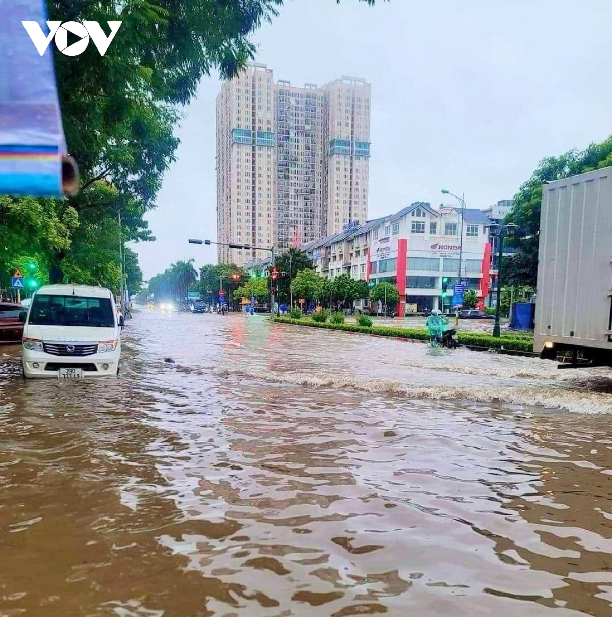 mua lon keo dai, nguoi ha noi lai bi bom loi nuoc tren duong pho hinh anh 7