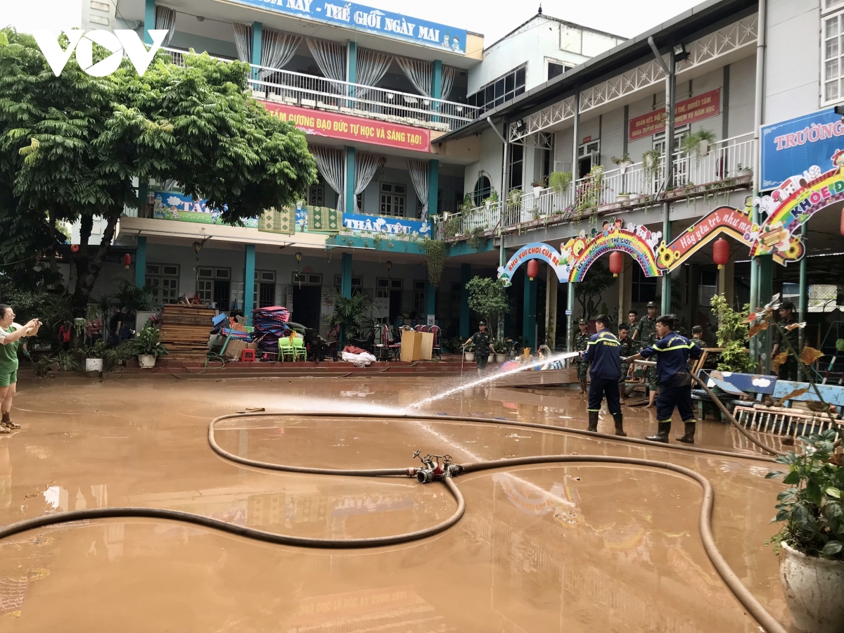 troi tanh, nuoc rut, nguoi dan son la khan truong don dep bun dat sau lu hinh anh 12