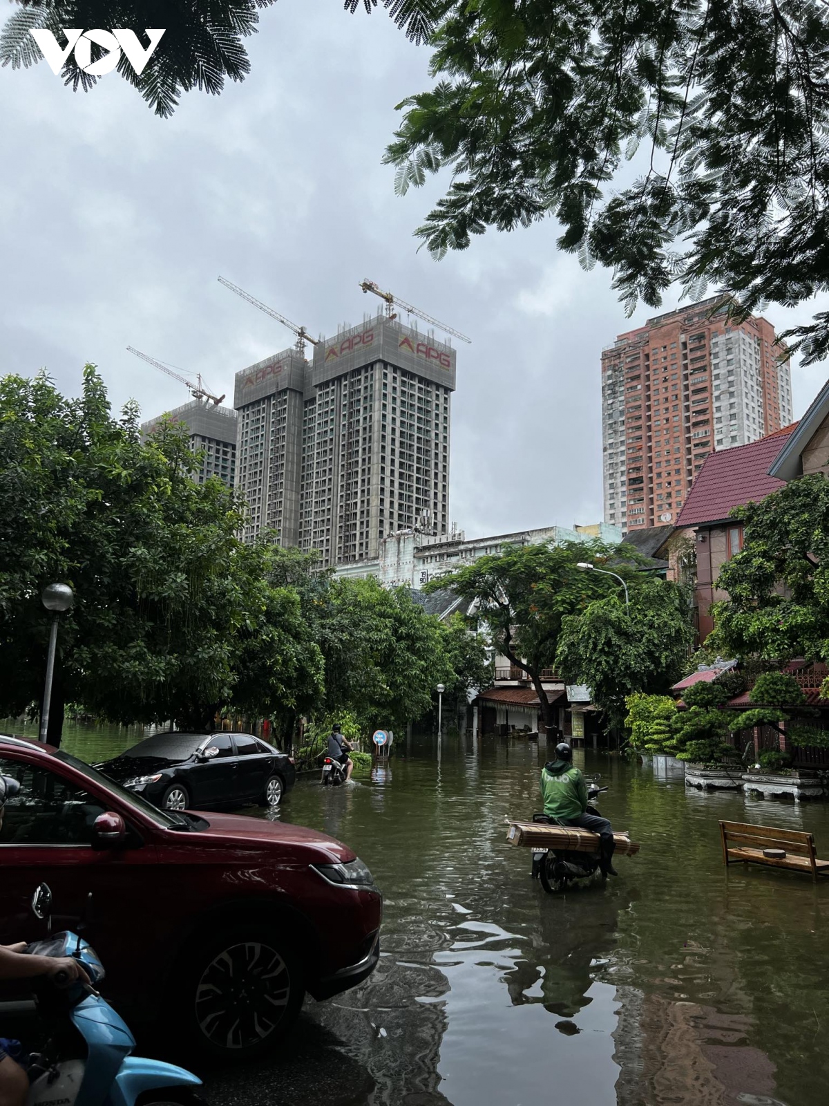 mua lon keo dai, nguoi ha noi lai bi bom loi nuoc tren duong pho hinh anh 3