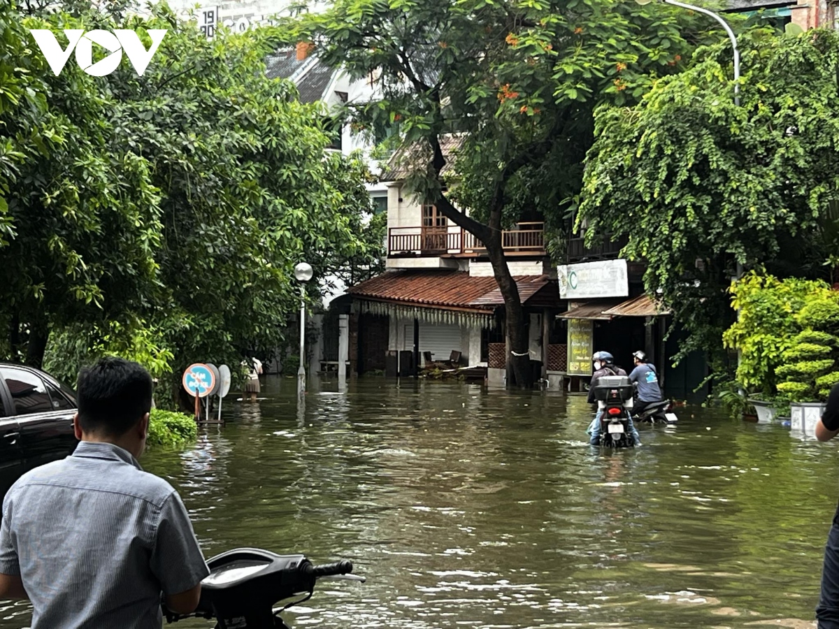 mua lon keo dai, nguoi ha noi lai bi bom loi nuoc tren duong pho hinh anh 2