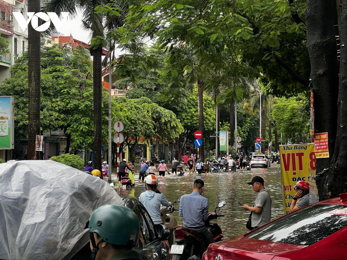 mua lon keo dai, nguoi ha noi lai bi bom loi nuoc tren duong pho hinh anh 1