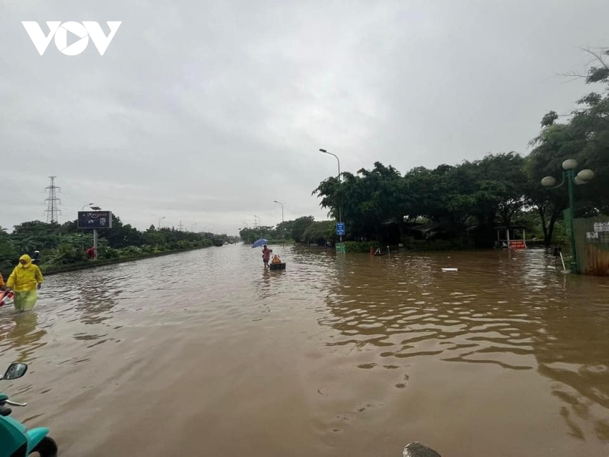 mua lon keo dai, nguoi ha noi lai bi bom loi nuoc tren duong pho hinh anh 9