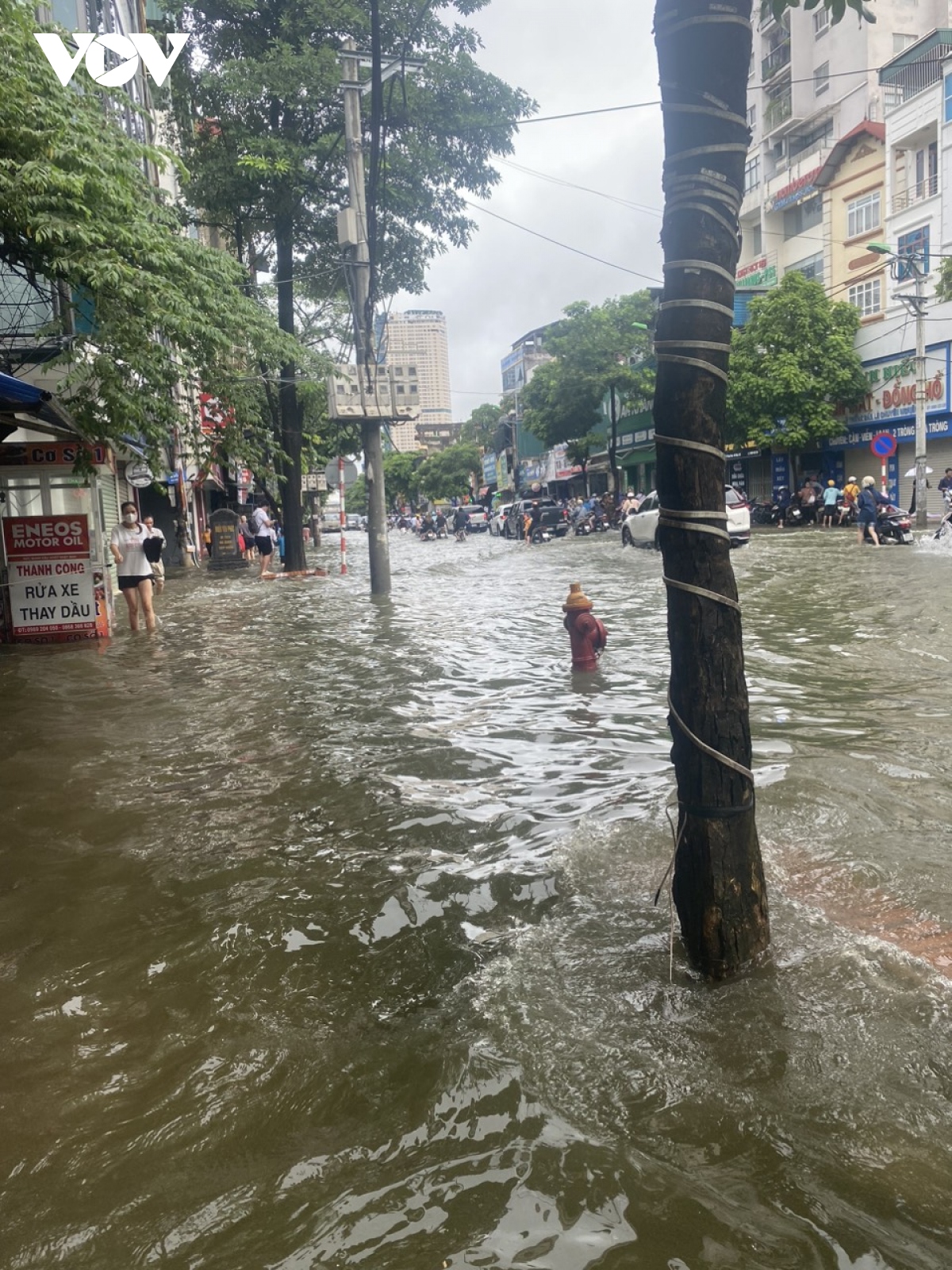 mua lon keo dai, nguoi ha noi lai bi bom loi nuoc tren duong pho hinh anh 12