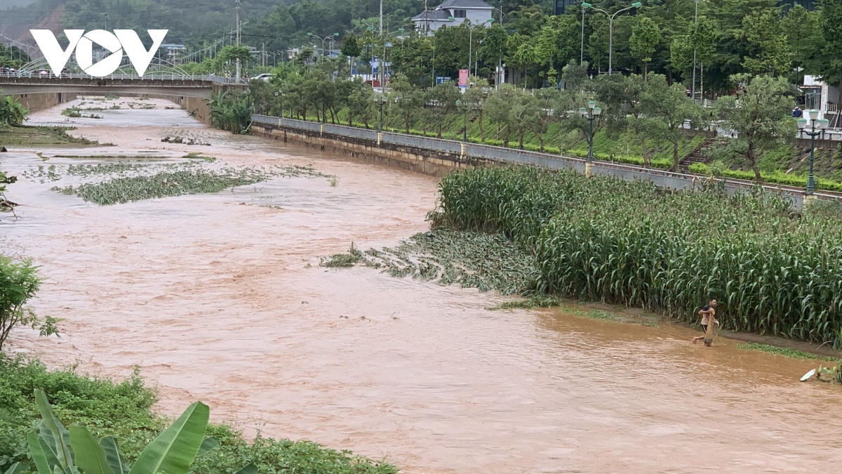 mua lu gay thiet hai nang ne ve nguoi va tai san tai son la hinh anh 5