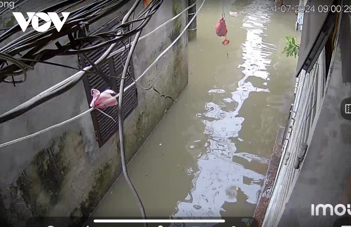 mua lon keo dai, nguoi ha noi lai bi bom loi nuoc tren duong pho hinh anh 15