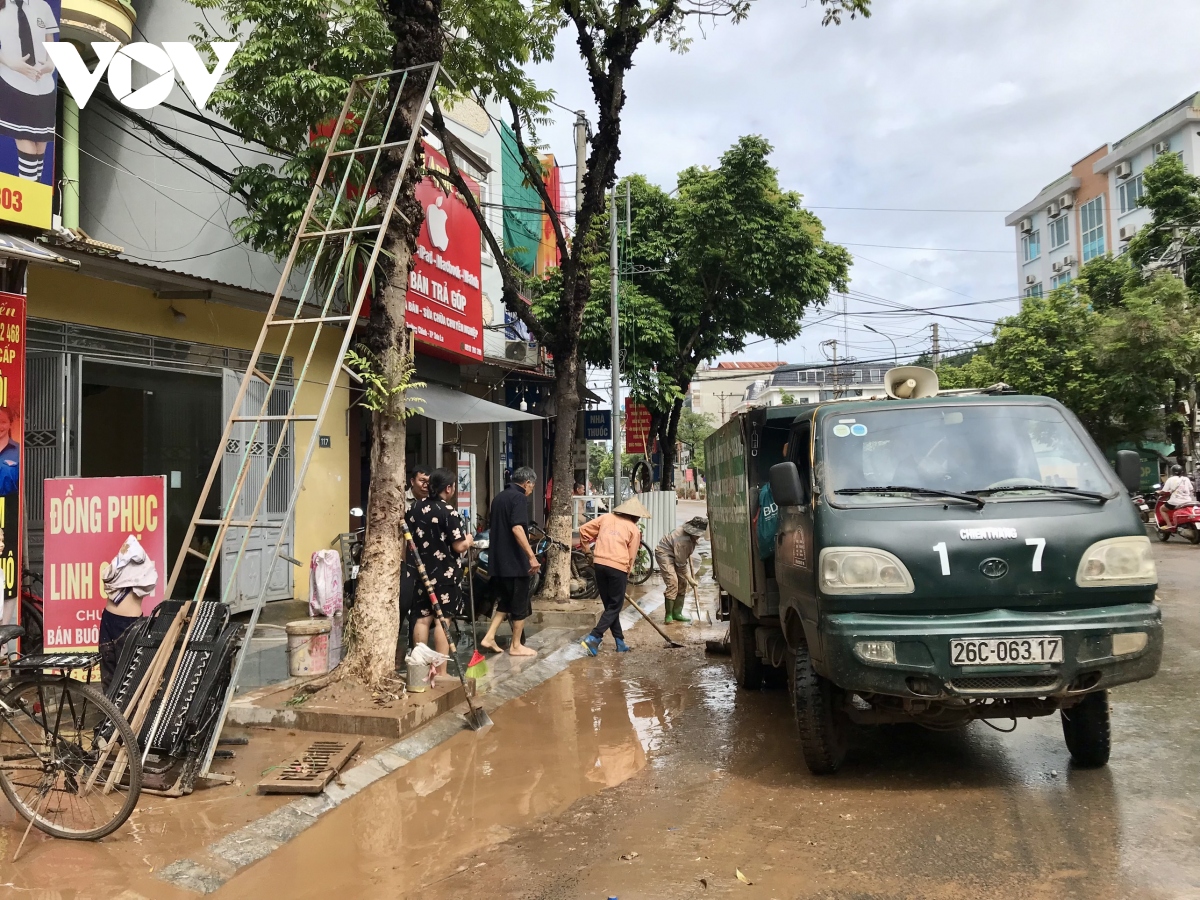 troi tanh, nuoc rut, nguoi dan son la khan truong don dep bun dat sau lu hinh anh 7