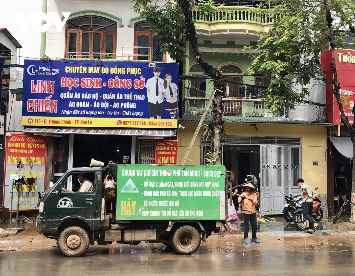 troi tanh, nuoc rut, nguoi dan son la khan truong don dep bun dat sau lu hinh anh 6