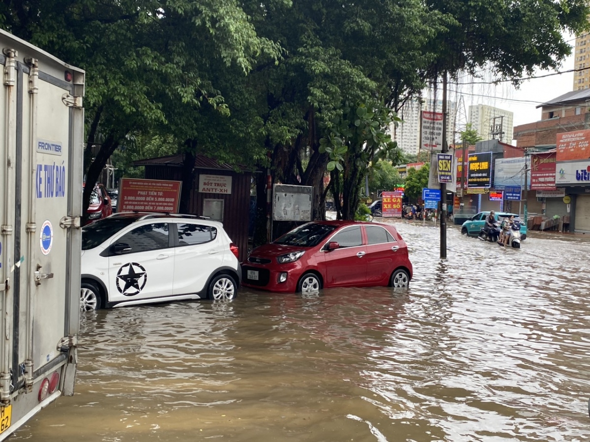 mua lon keo dai, nguoi ha noi lai bi bom loi nuoc tren duong pho hinh anh 13