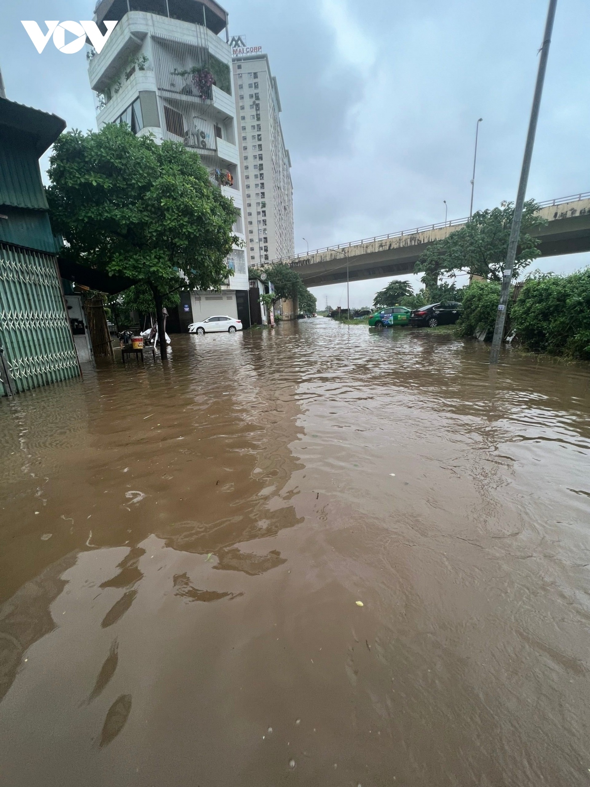 mua lon keo dai, nguoi ha noi lai bi bom loi nuoc tren duong pho hinh anh 10