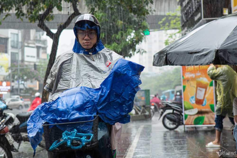 thoi tiet hom nay 25 7 ha noi nang gian doan, dem co mua rao va dong hinh anh 1