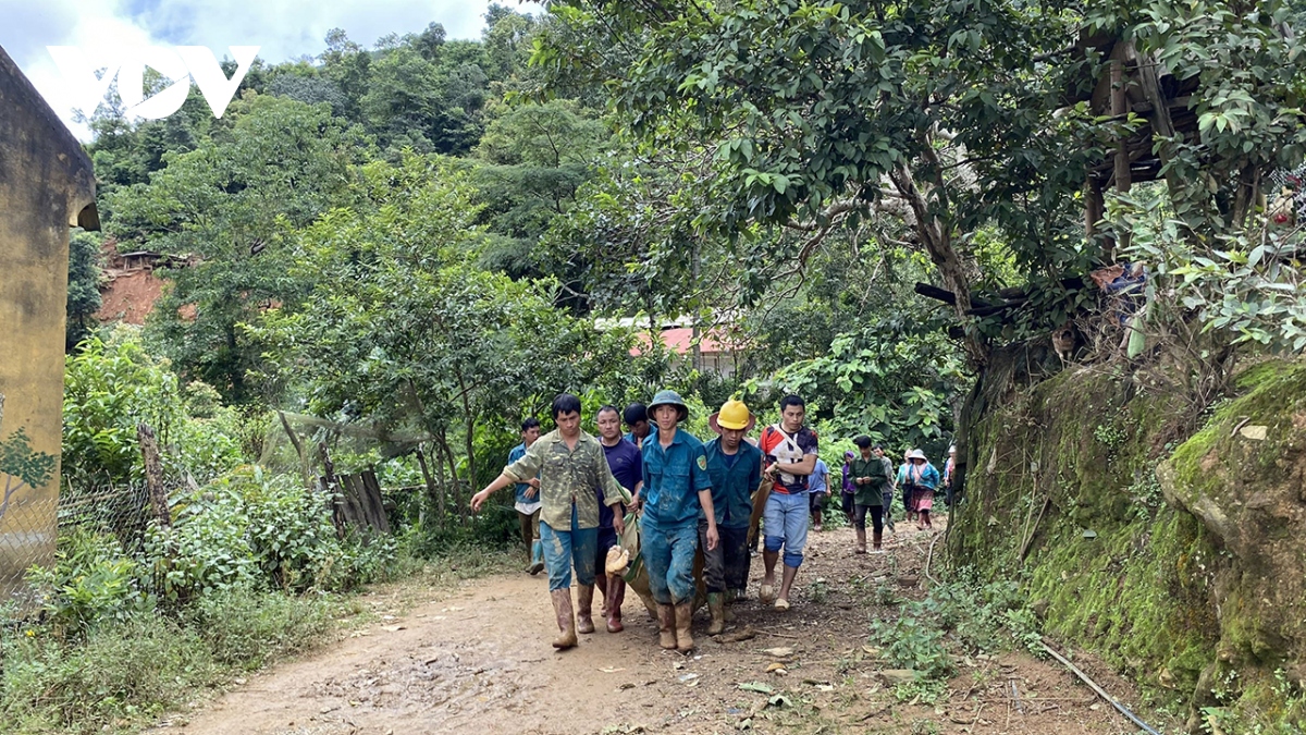 chum anh vuot lu bang rung, den voi nguoi dan vung lu hinh anh 14