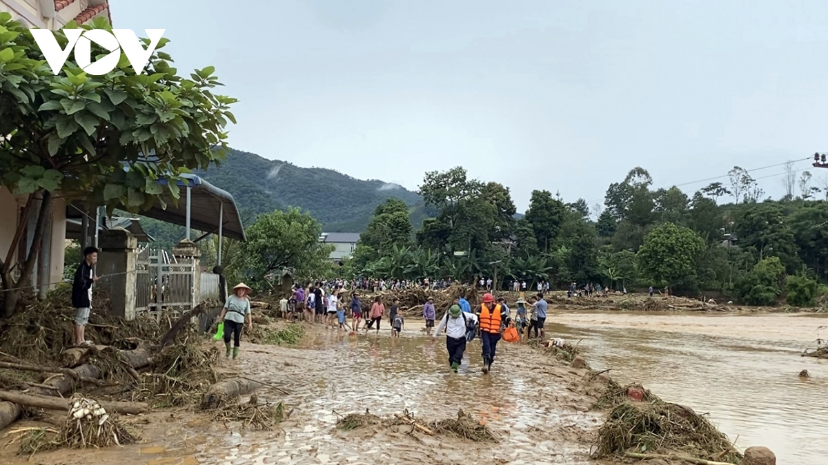 chum anh vuot lu bang rung, den voi nguoi dan vung lu hinh anh 16