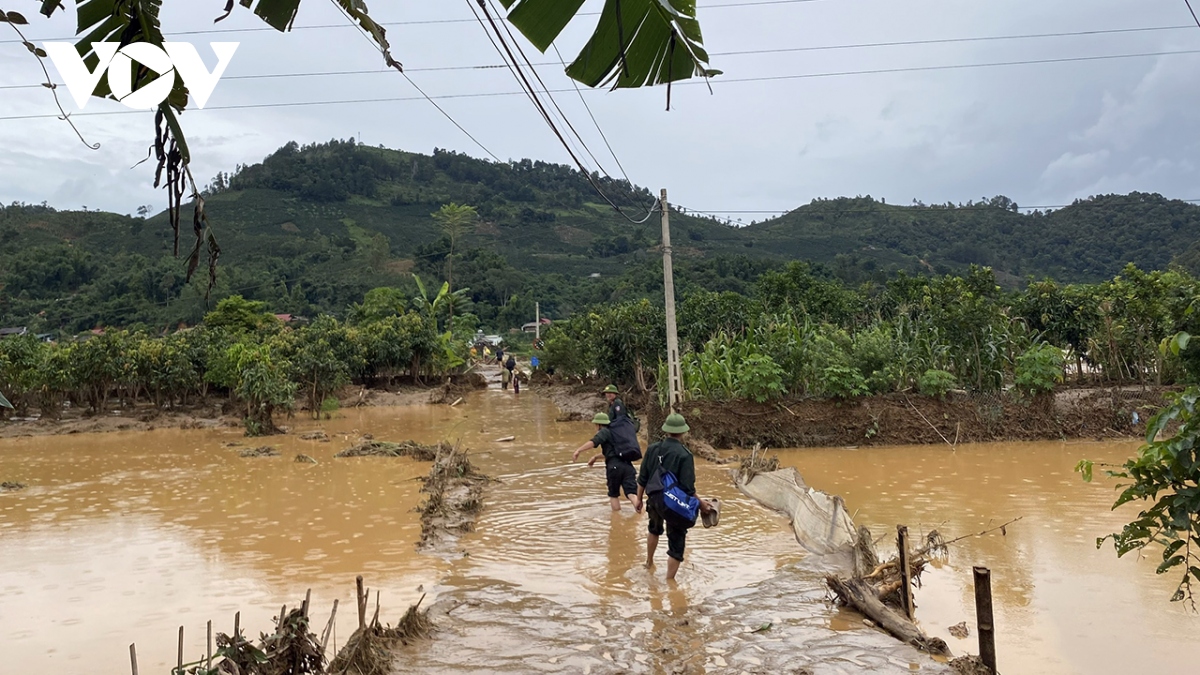 chum anh vuot lu bang rung, den voi nguoi dan vung lu hinh anh 6