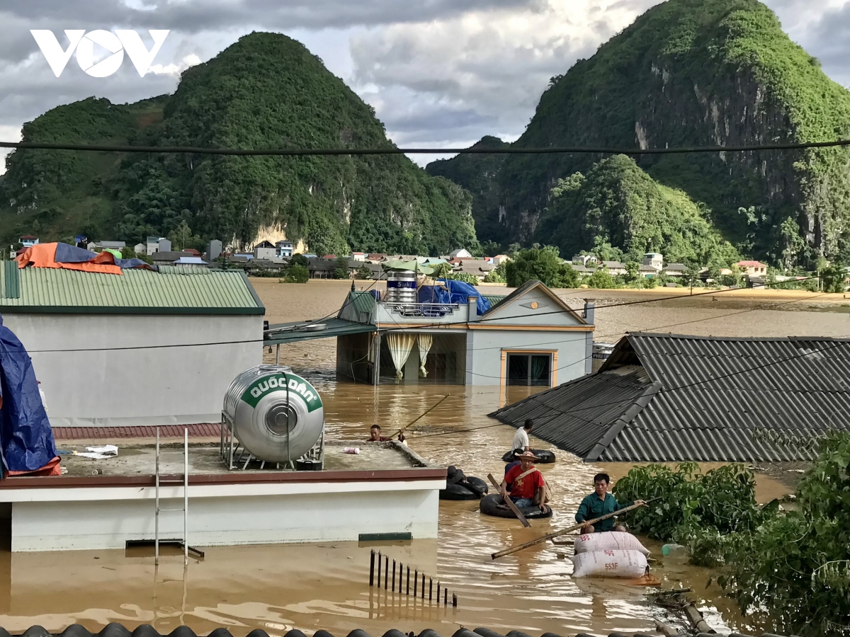 mua lu kinh hoang, nuoc van ngap den noc nha gan 40 ho dan o thuan chau son la hinh anh 3