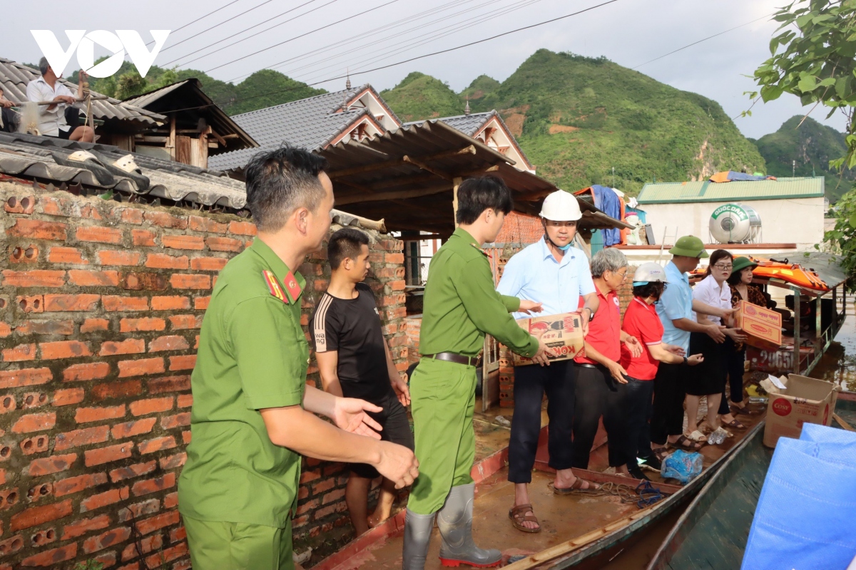 mua lu kinh hoang, nuoc van ngap den noc nha gan 40 ho dan o thuan chau son la hinh anh 4