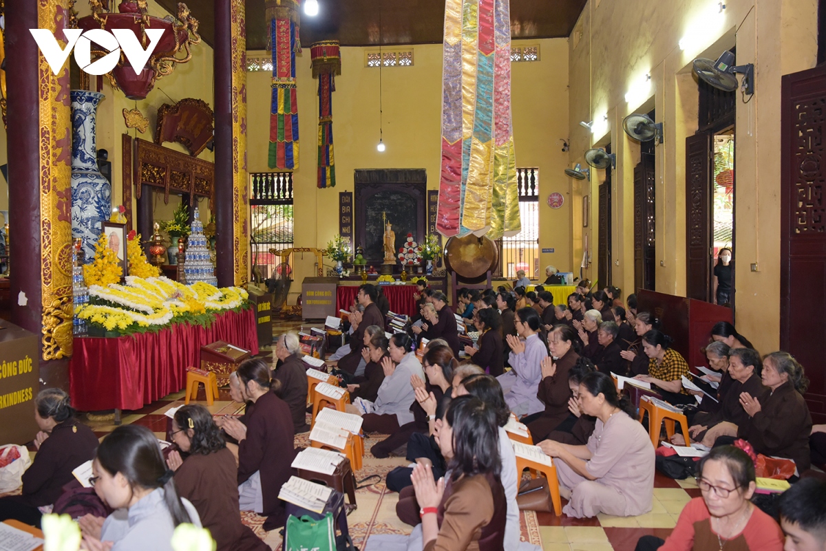 nguoi ha noi va phat tu den chua quan su tuong niem tong bi thu nguyen phu trong hinh anh 3