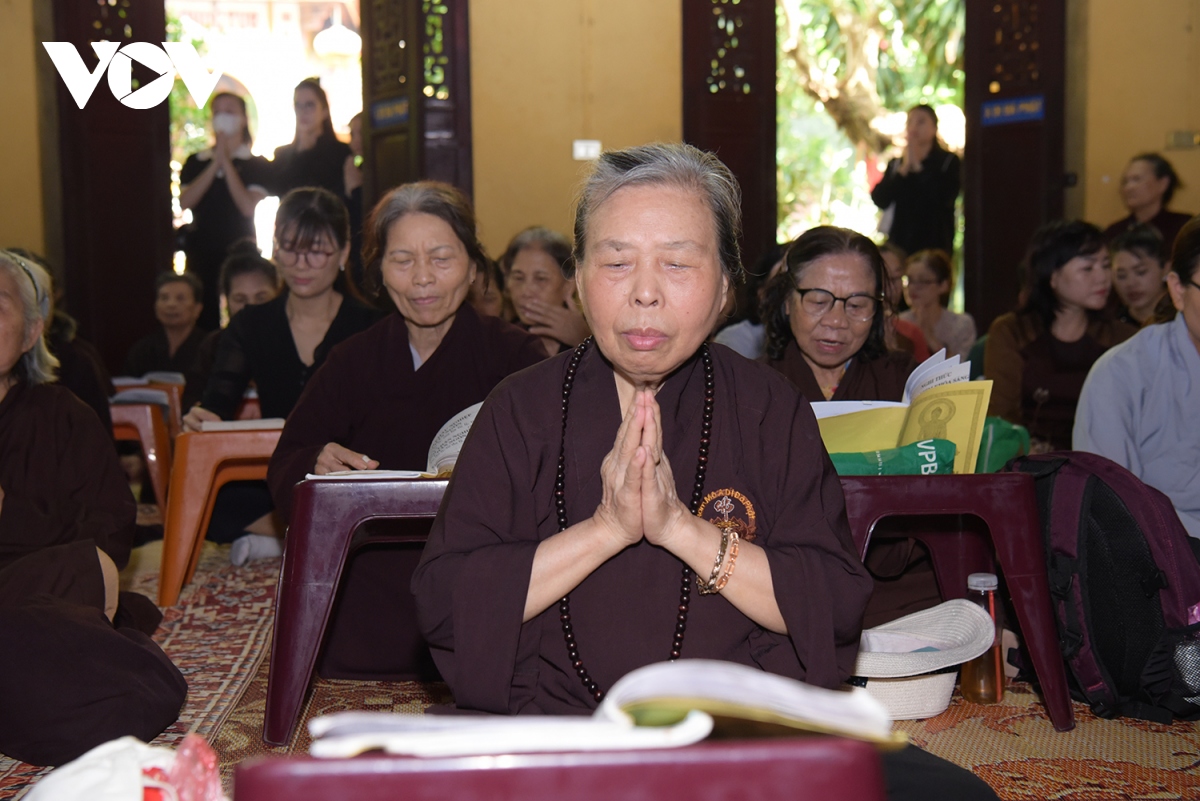 nguoi ha noi va phat tu den chua quan su tuong niem tong bi thu nguyen phu trong hinh anh 8