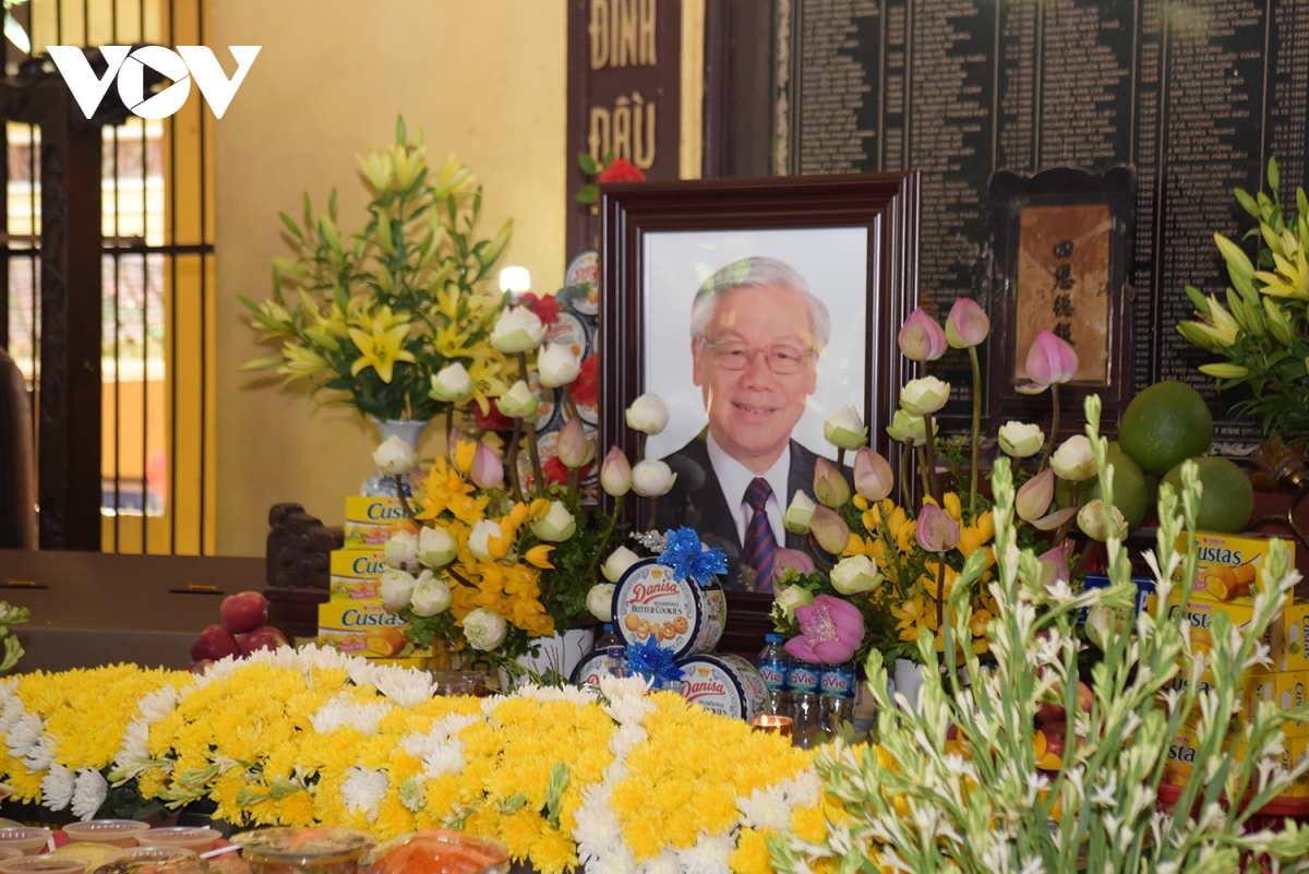 nguoi ha noi va phat tu den chua quan su tuong niem tong bi thu nguyen phu trong hinh anh 6