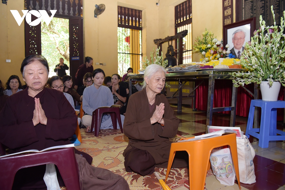 nguoi ha noi va phat tu den chua quan su tuong niem tong bi thu nguyen phu trong hinh anh 5