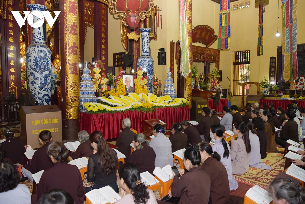 nguoi ha noi va phat tu den chua quan su tuong niem tong bi thu nguyen phu trong hinh anh 1