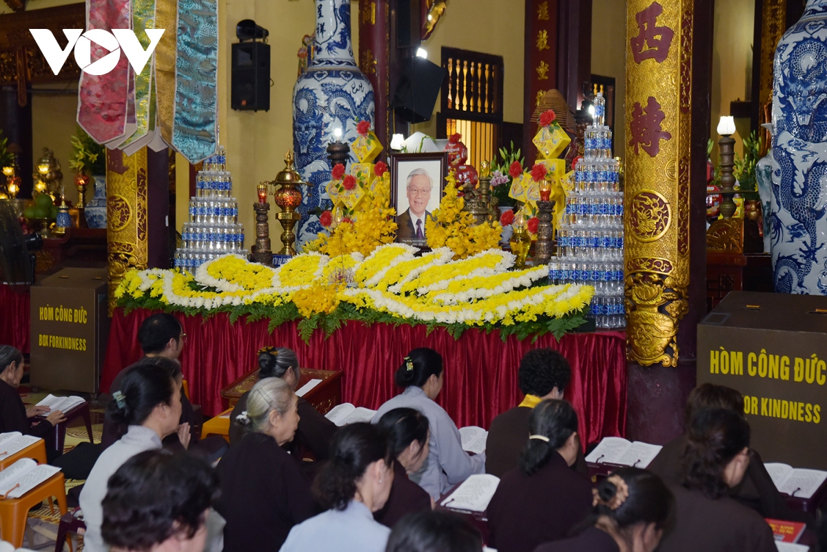 nguoi ha noi va phat tu den chua quan su tuong niem tong bi thu nguyen phu trong hinh anh 4