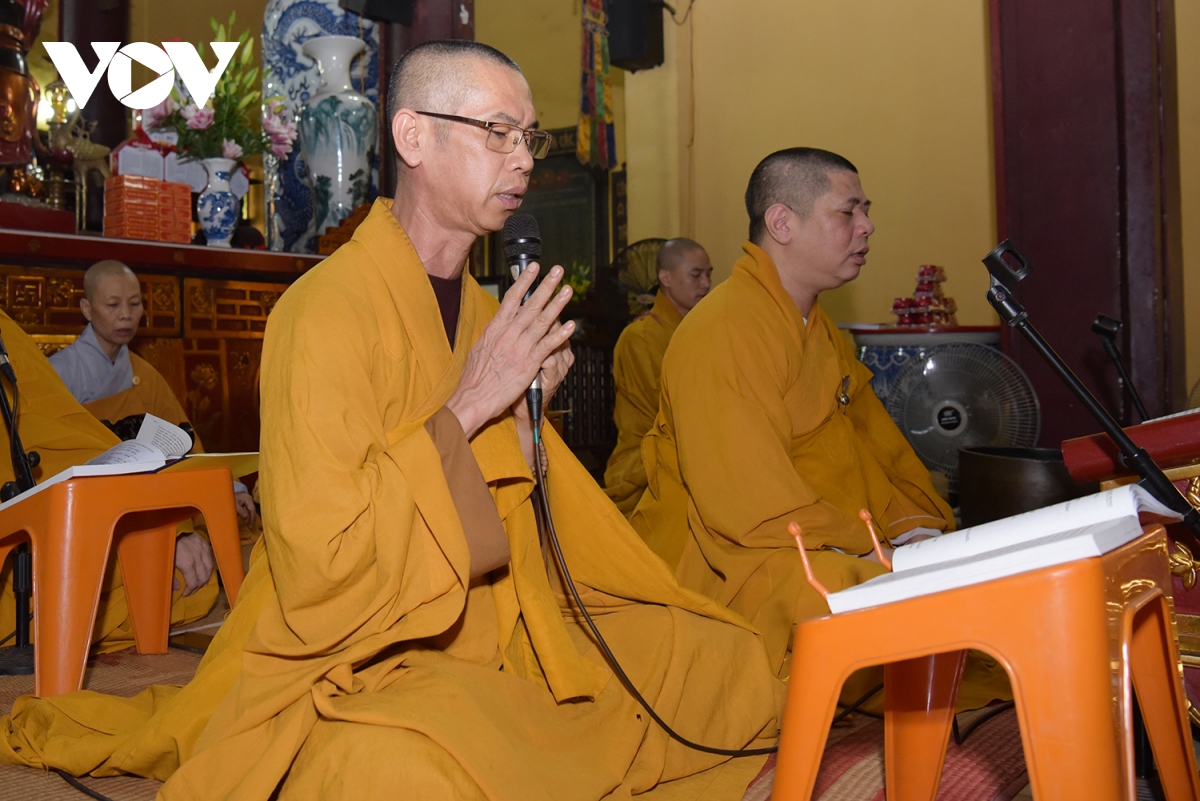 nguoi ha noi va phat tu den chua quan su tuong niem tong bi thu nguyen phu trong hinh anh 2