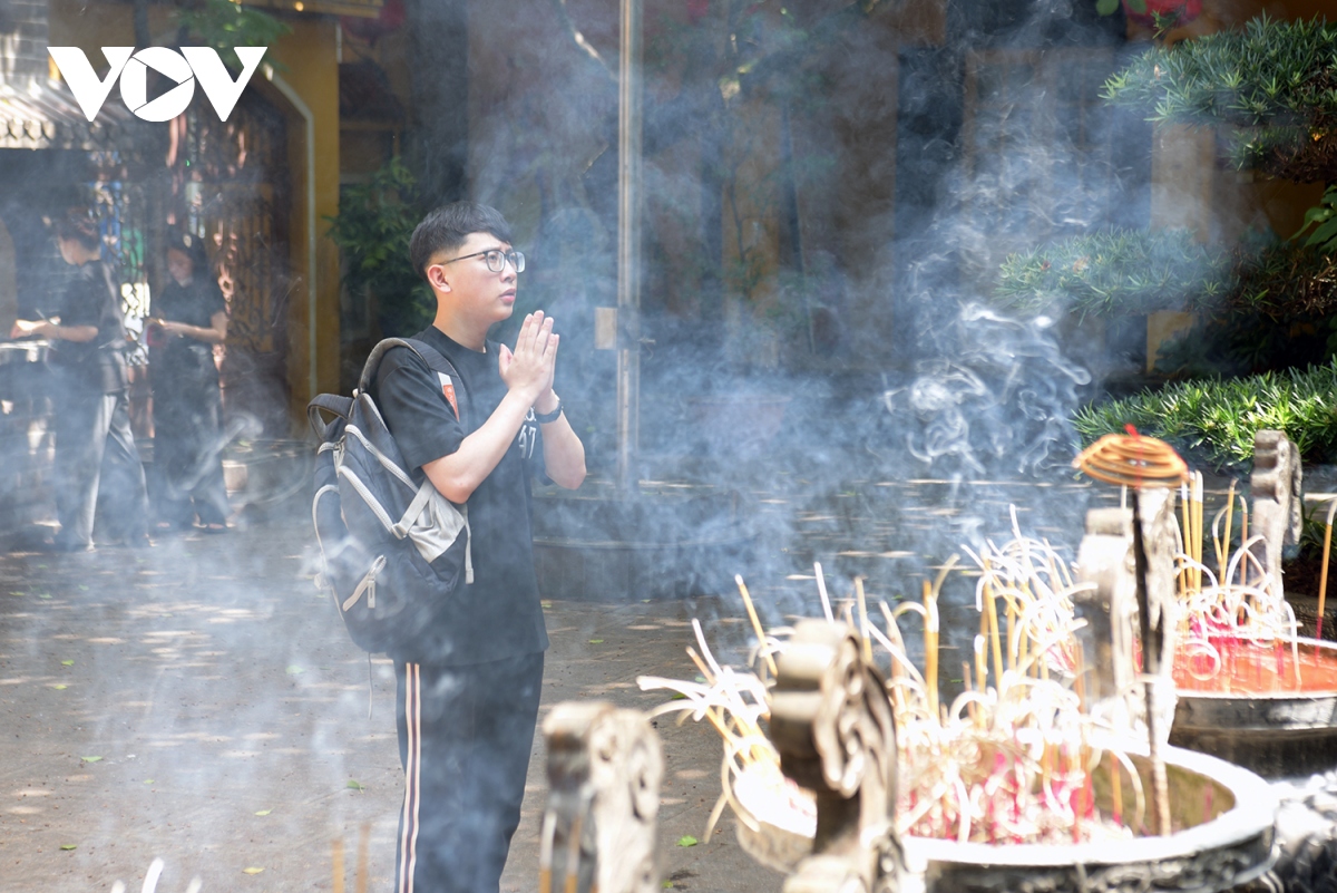 nguoi ha noi va phat tu den chua quan su tuong niem tong bi thu nguyen phu trong hinh anh 11