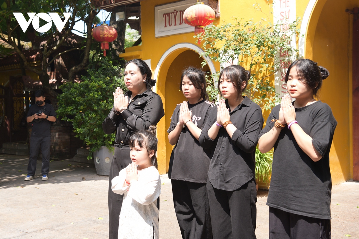 nguoi ha noi va phat tu den chua quan su tuong niem tong bi thu nguyen phu trong hinh anh 12