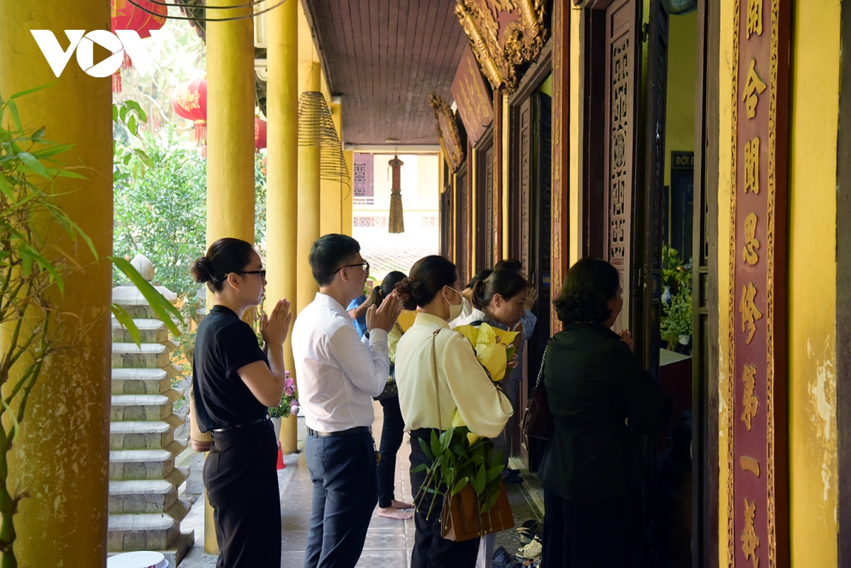 nguoi ha noi va phat tu den chua quan su tuong niem tong bi thu nguyen phu trong hinh anh 9