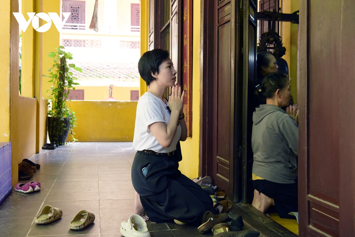 nguoi ha noi va phat tu den chua quan su tuong niem tong bi thu nguyen phu trong hinh anh 10