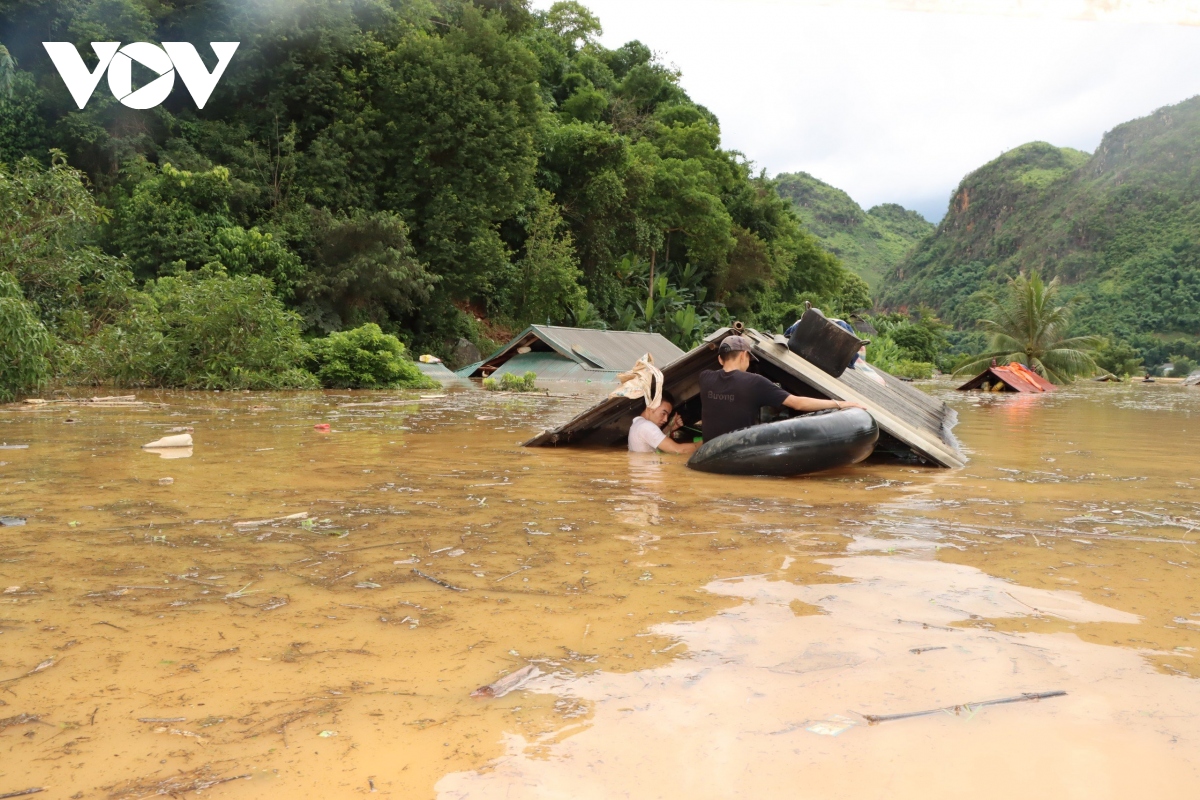 mua lu kinh hoang, nuoc van ngap den noc nha gan 40 ho dan o thuan chau son la hinh anh 1