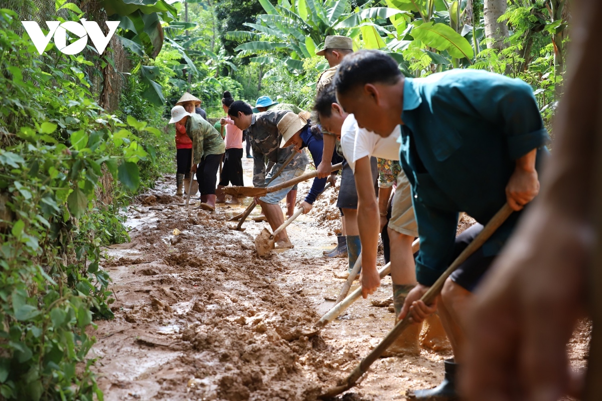 nuoc rut, vung lu phua con son la tap trung khac phuc thiet hai thien tai hinh anh 1