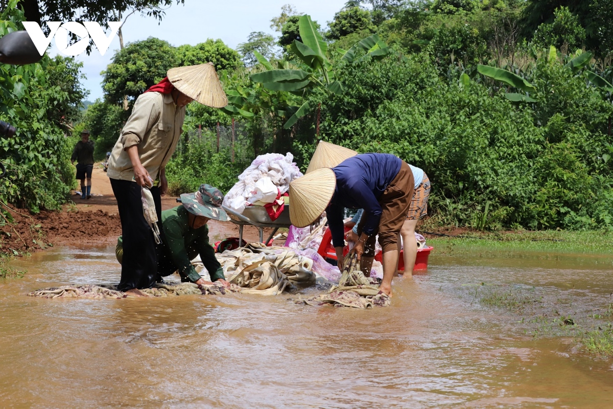 nuoc rut, vung lu phua con son la tap trung khac phuc thiet hai thien tai hinh anh 5