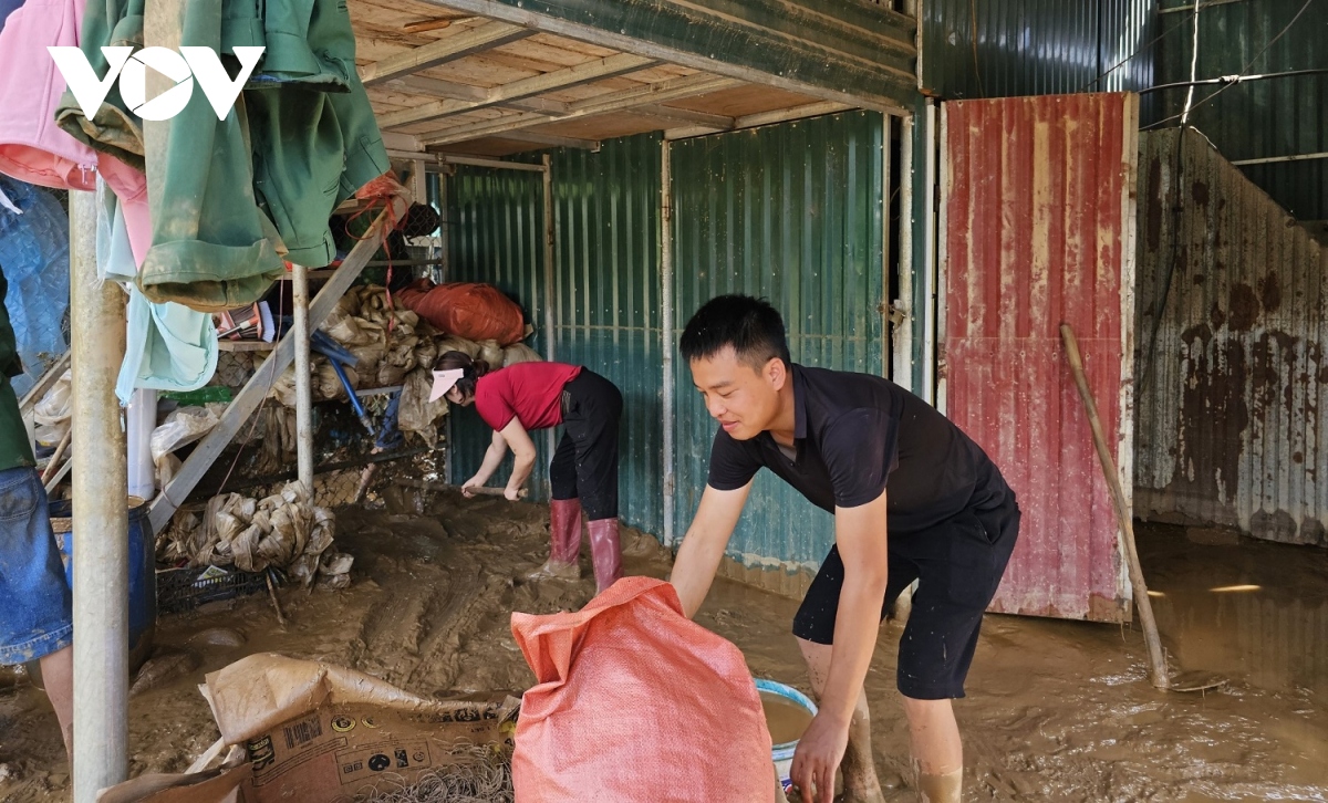 nhieu ho dan vung ha du ho chua nuoc ban mong trang tay sau lu hinh anh 4