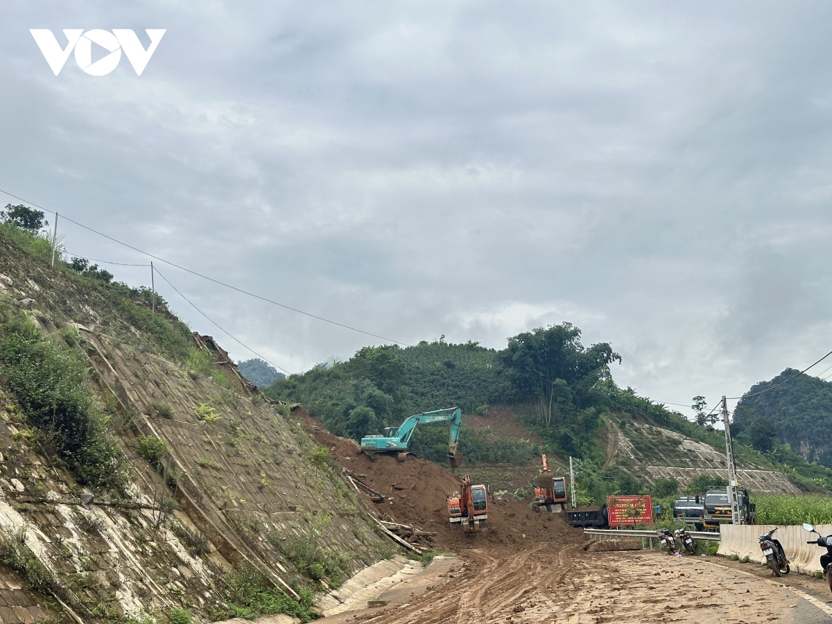 khac phuc hau qua, dam bao an toan tren 4.000 diem bi anh huong o son la hinh anh 1