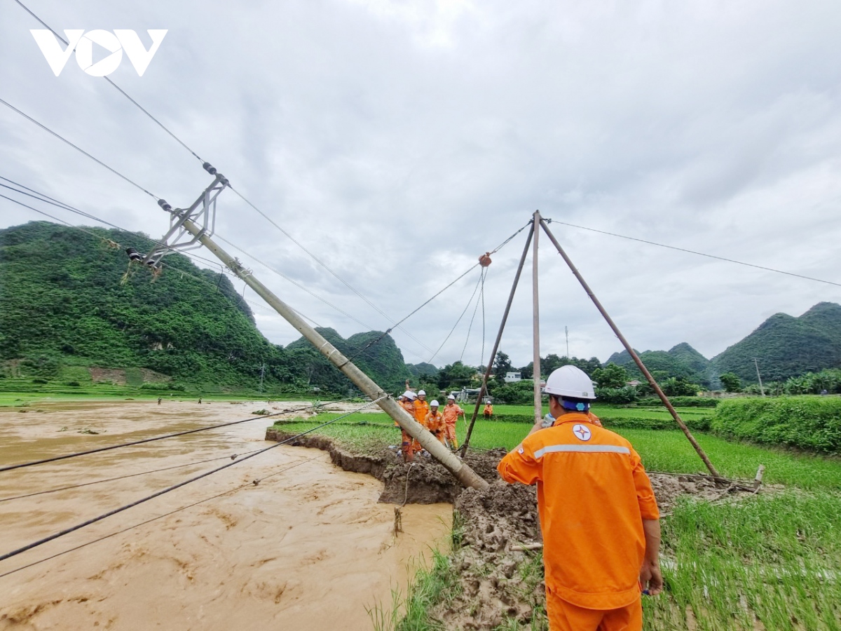 gan 900 khach hang thuoc 10 tram bien ap o vung lu son la van dang mat dien hinh anh 1