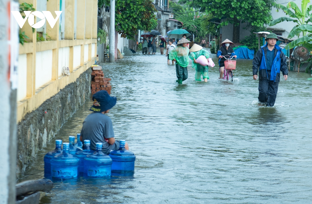 16 xa cua ha noi dang hung chiu mua ngap, 2 huyen du bao nuoc dang cao hon hinh anh 12