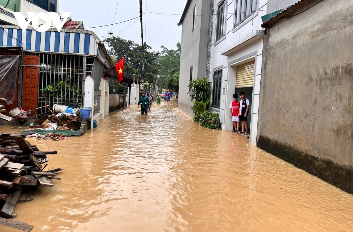 nhieu nha dan o ngoai thanh ha noi bi dao lon cuoc song do nuoc ngap sau keo dai hinh anh 14